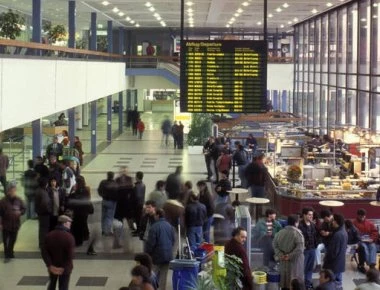 Συναγερμός στο αεροδρόμιο του Βερολίνου λόγω επίθεσης σε αστυνομικούς – Φορούσε γιλέκο με καλώδια